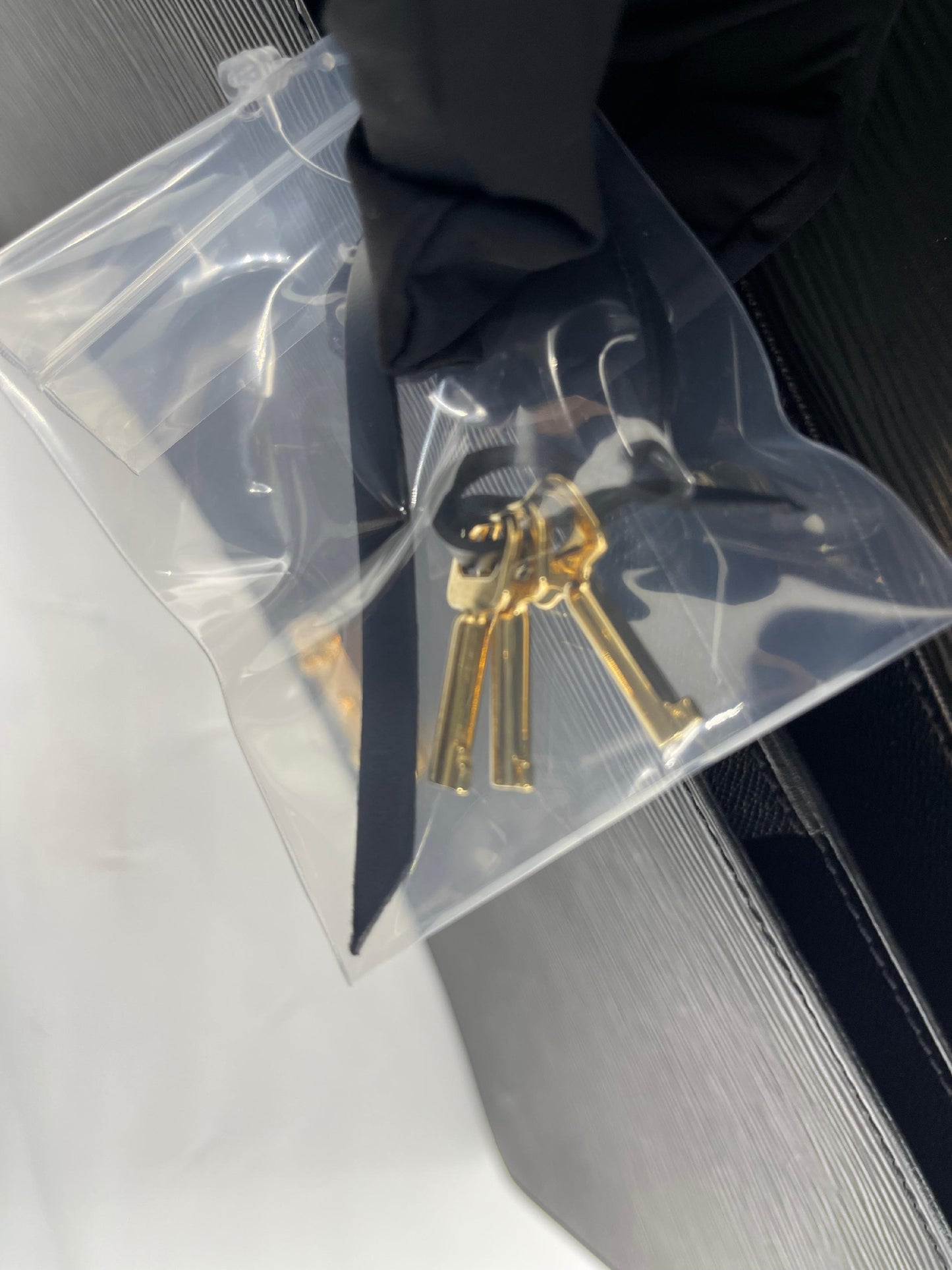 Louis Vuitton Serviette Ambassador Epi (AH724)