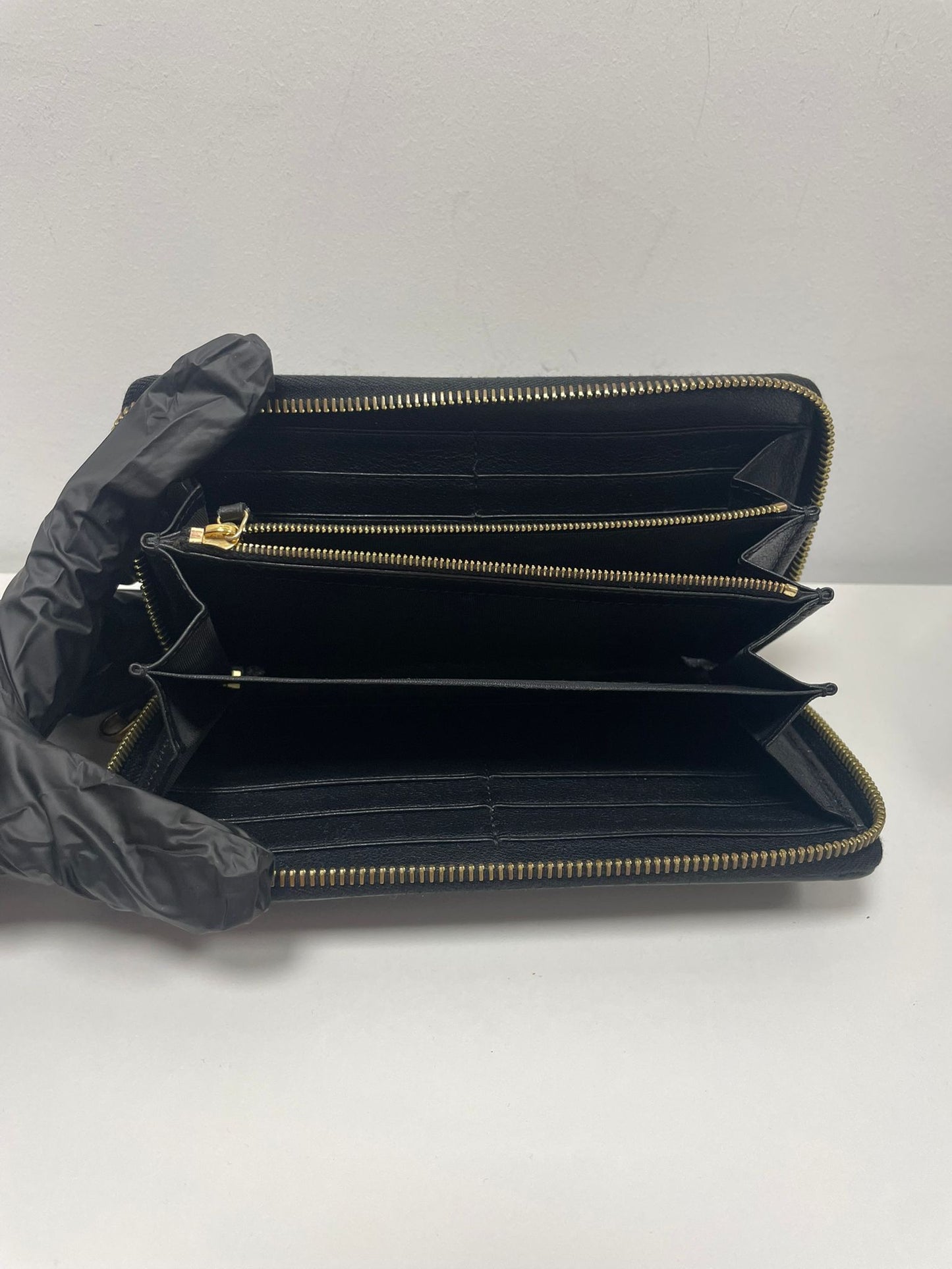 Gucci Interlocking G Zip-Around Wallet in black leather (JPD04-10)