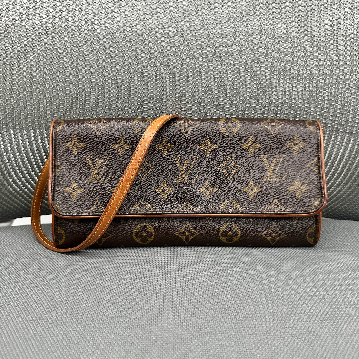 Louis Vuitton Monogram Chain Clutch (LY1499)