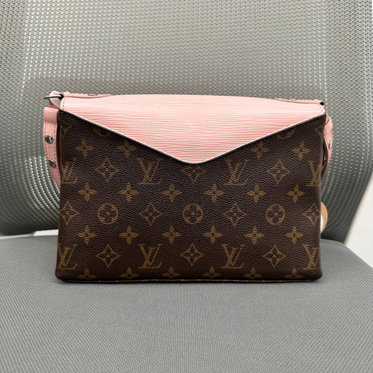 Louis Vuitton Saint Michel Pink Envelope Bag - Microchip Version (BL1422)