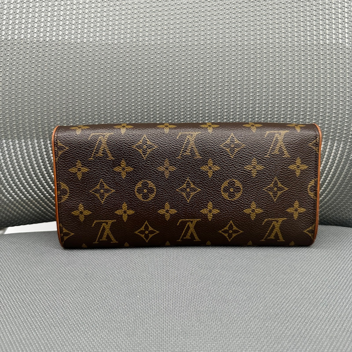 Louis Vuitton Monogram Chain Clutch (LY1499)