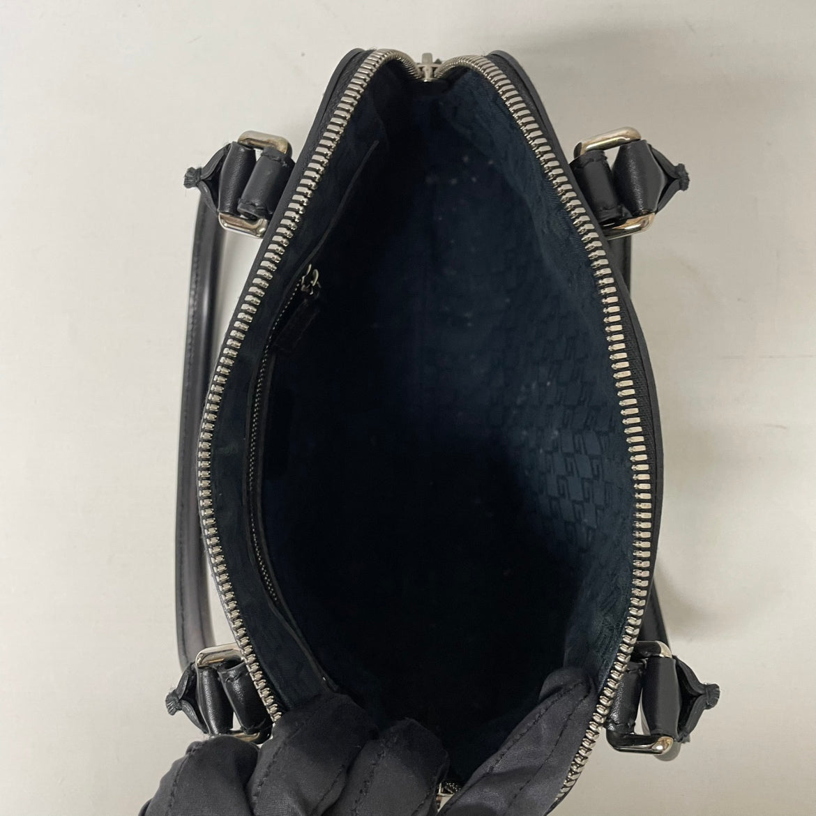 Gucci Black Leather Punched Silver Interlocking Perforated ONE Shoulder Bag 114882 (V7210917)