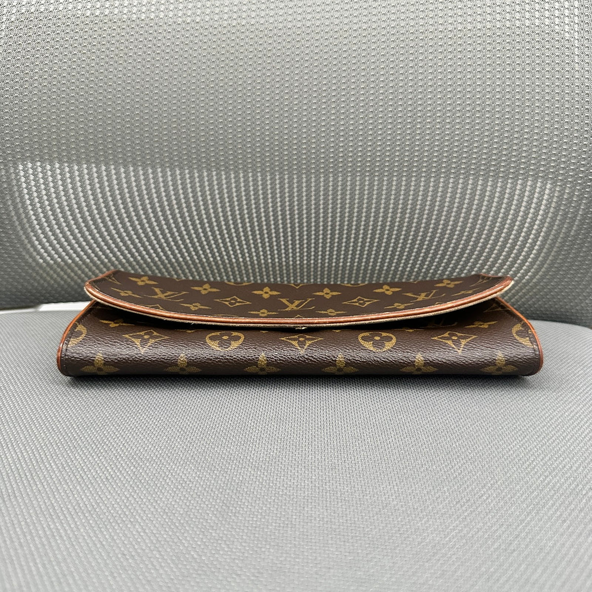 Louis Vuitton Monogram Chain Clutch (LY1499)