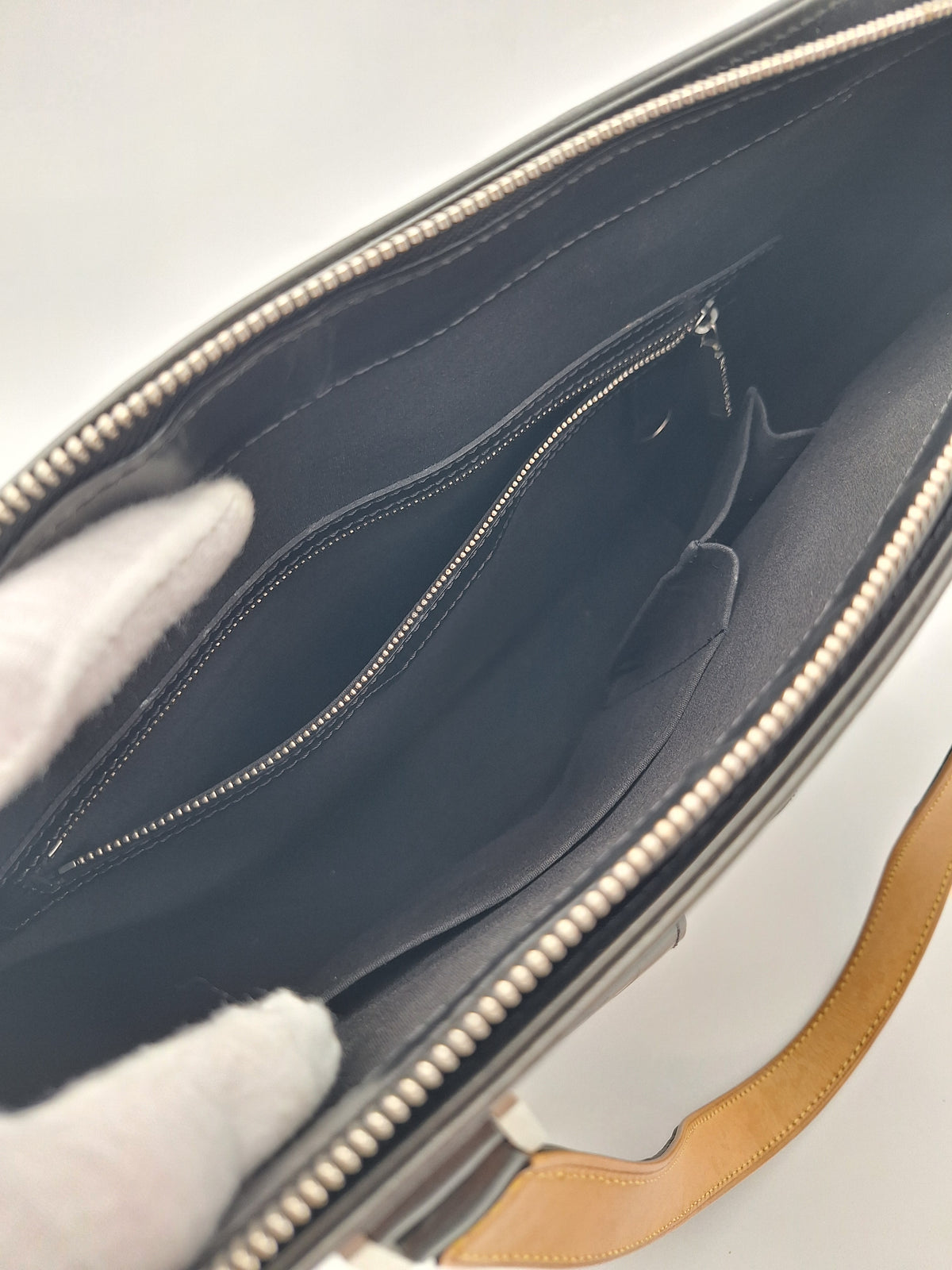 LOUIS VUITTON MATTE LINE WILLWOOD (US)