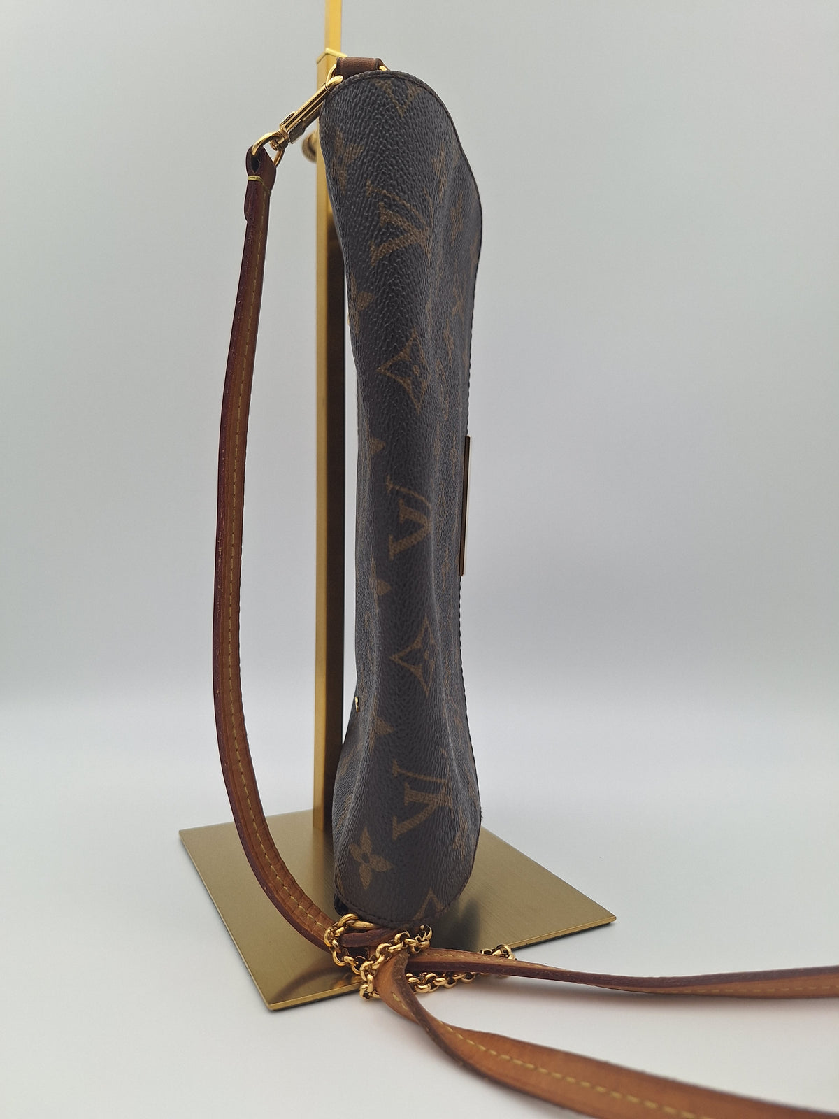 Louis Vuitton Favorite MM Crossbody Bag in Monogram Canvas (UK)