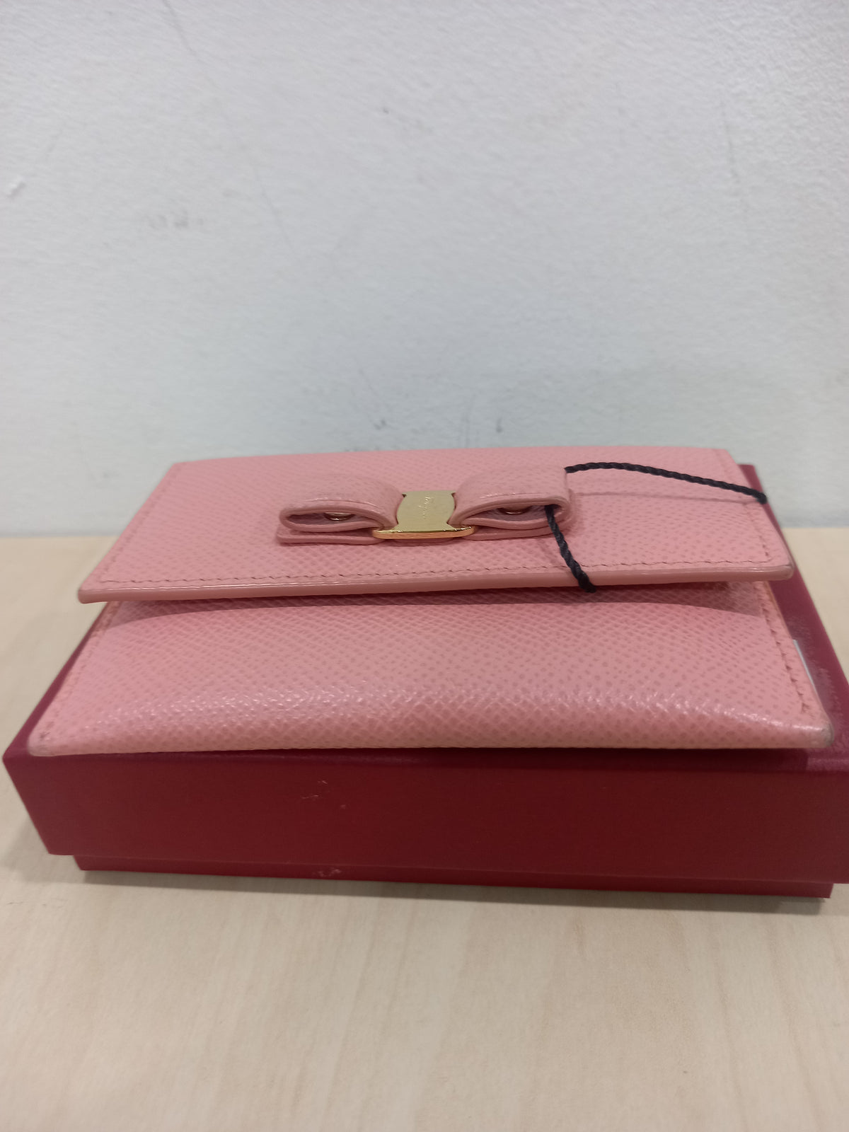 Salvatore Ferragamo Pink Leather Gold-Tone Vara ONE Card Wallet 22 D155