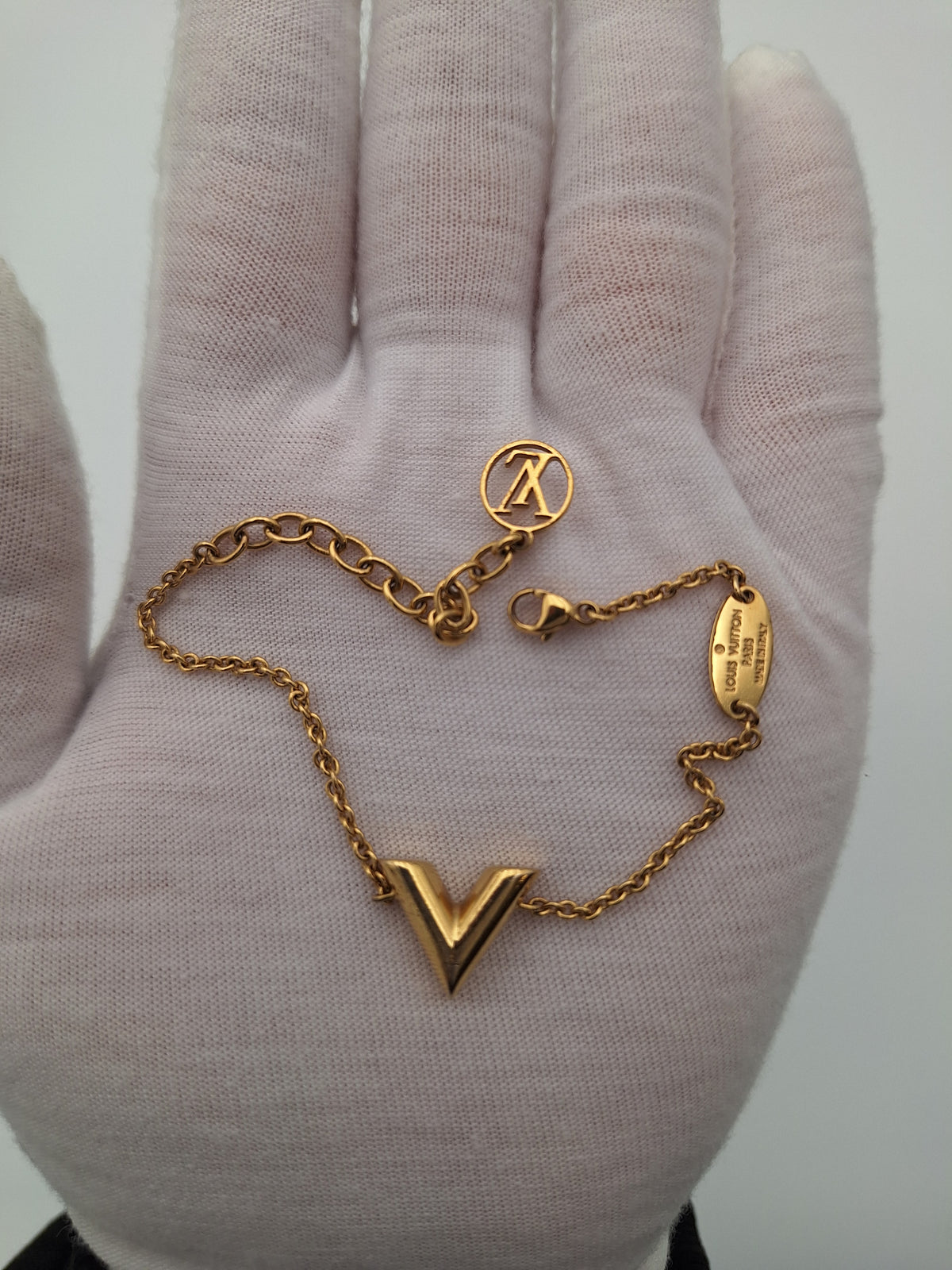 Louis Vuitton Essential V Bracelet (US)