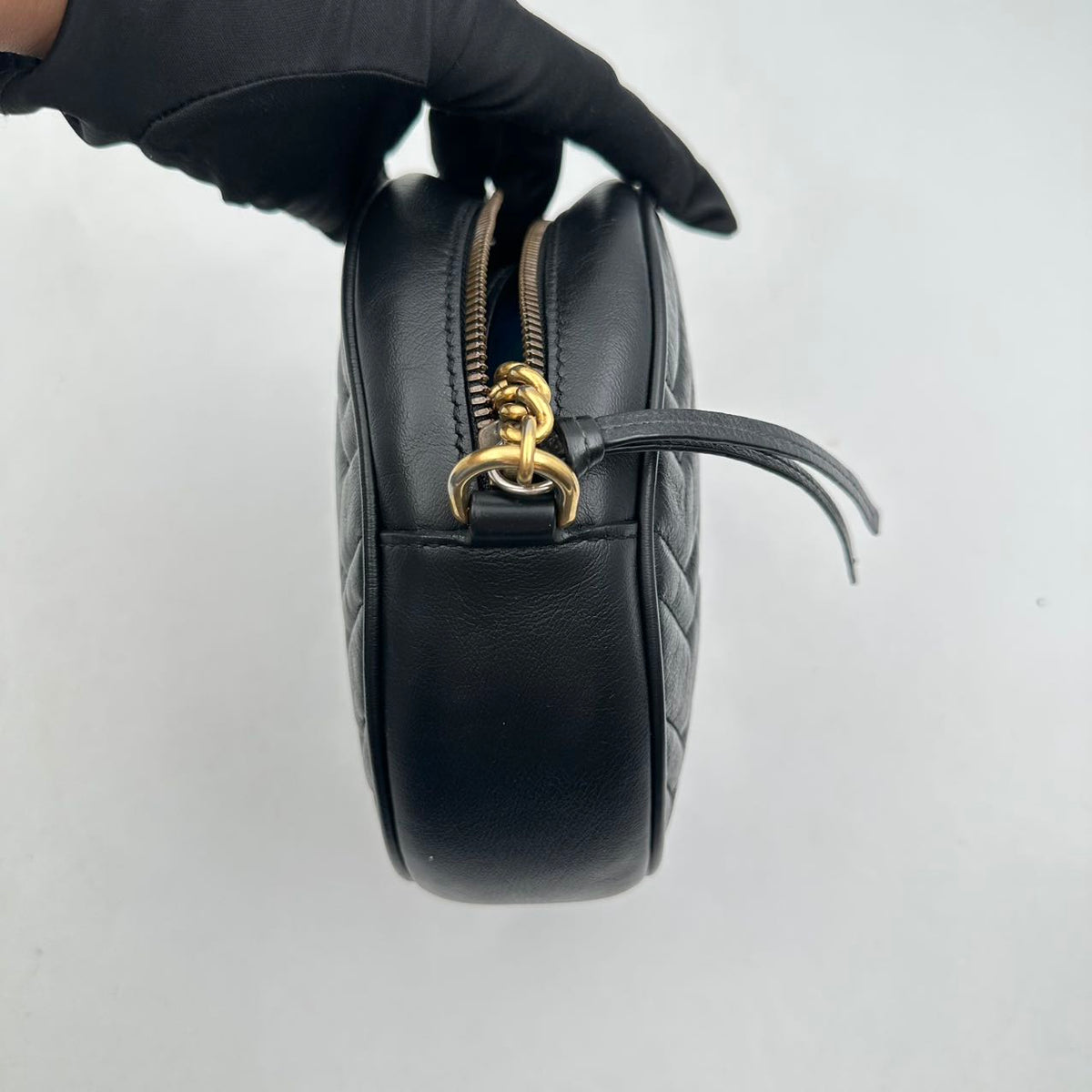 Gucci V-patterned round black disc (MM006)