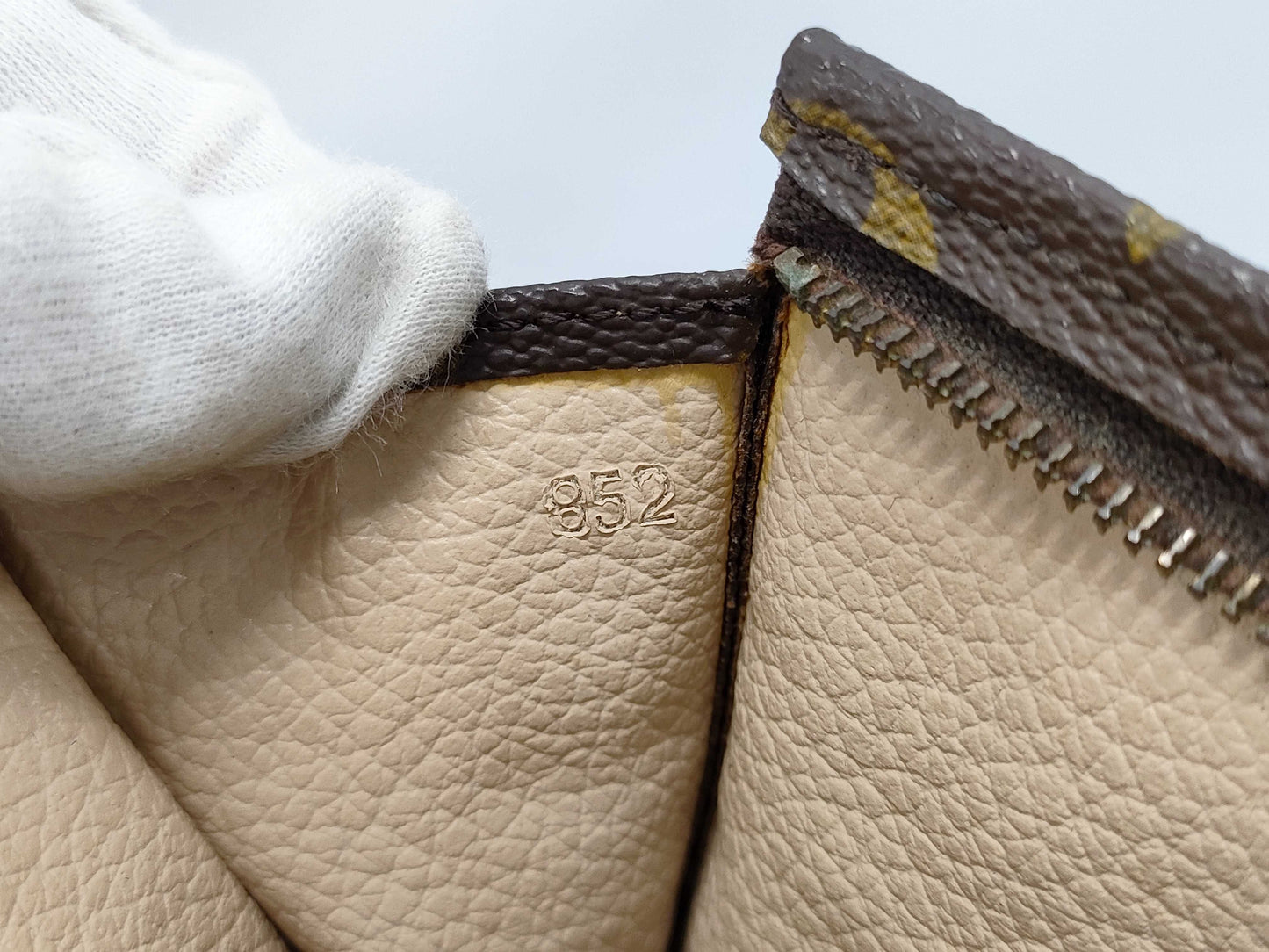 Pre-Owned LOUIS VUITTON Monogram Toiletry Pouch EC-0134