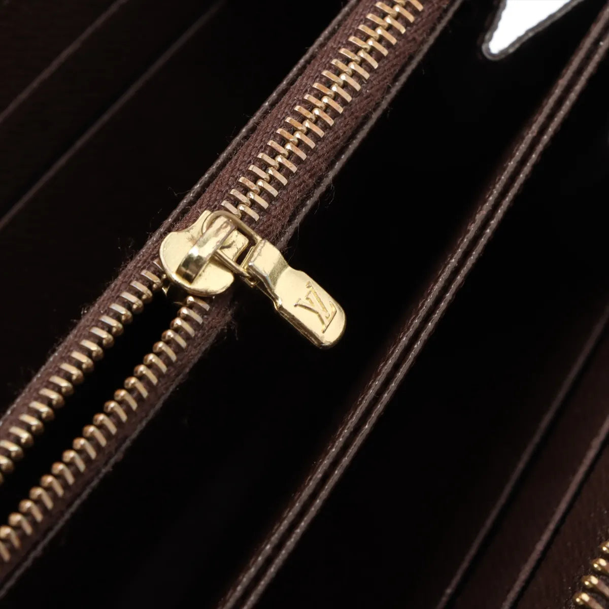 Louis Vuitton Damier Zippy Wallet (SB08-1860)