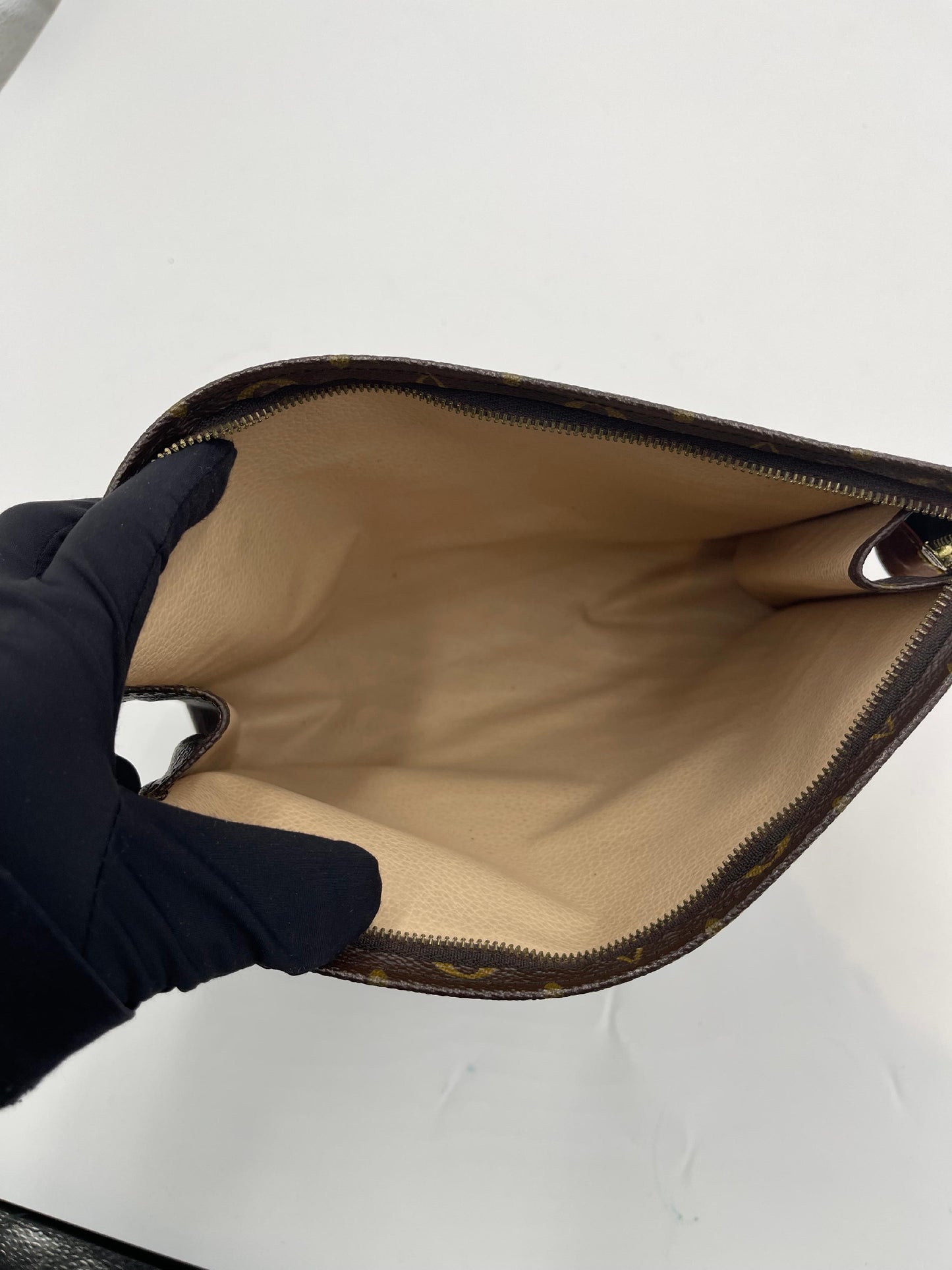 Louis Vuitton Monogram Toiletry Pouch (AI779)