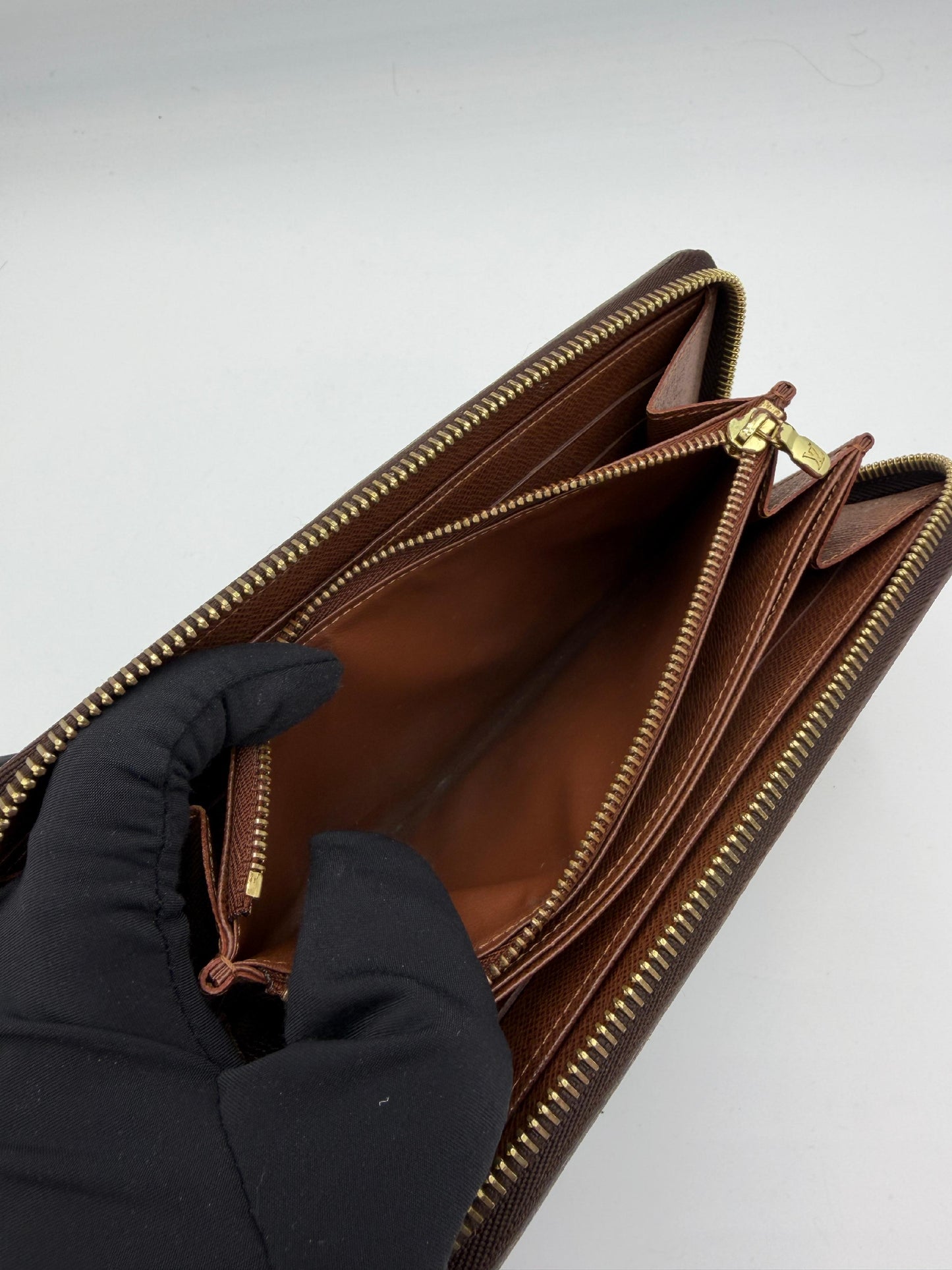 Louis Vuitton Monogram Zippy Wallet (AI862)