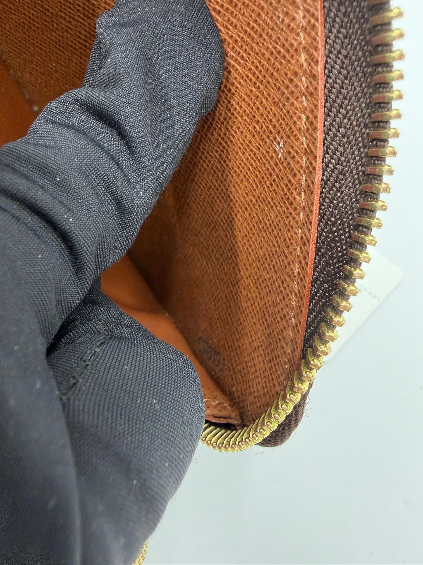 Louis Vuitton Monogram Zippy Wallet (AI862)