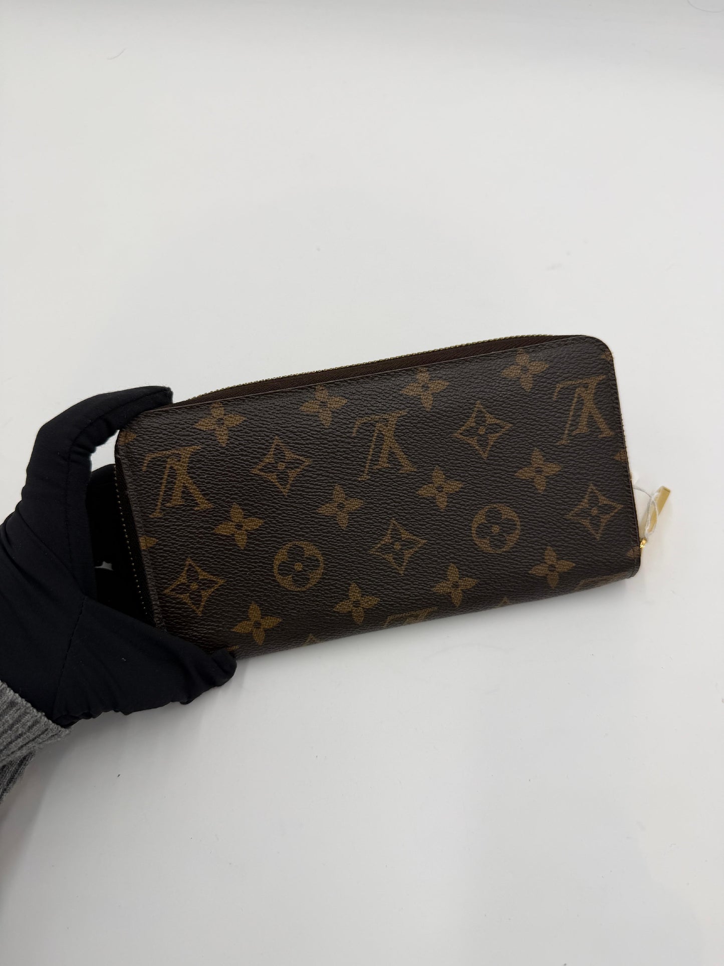 Louis Vuitton Monogram Zippy Wallet (AI862)