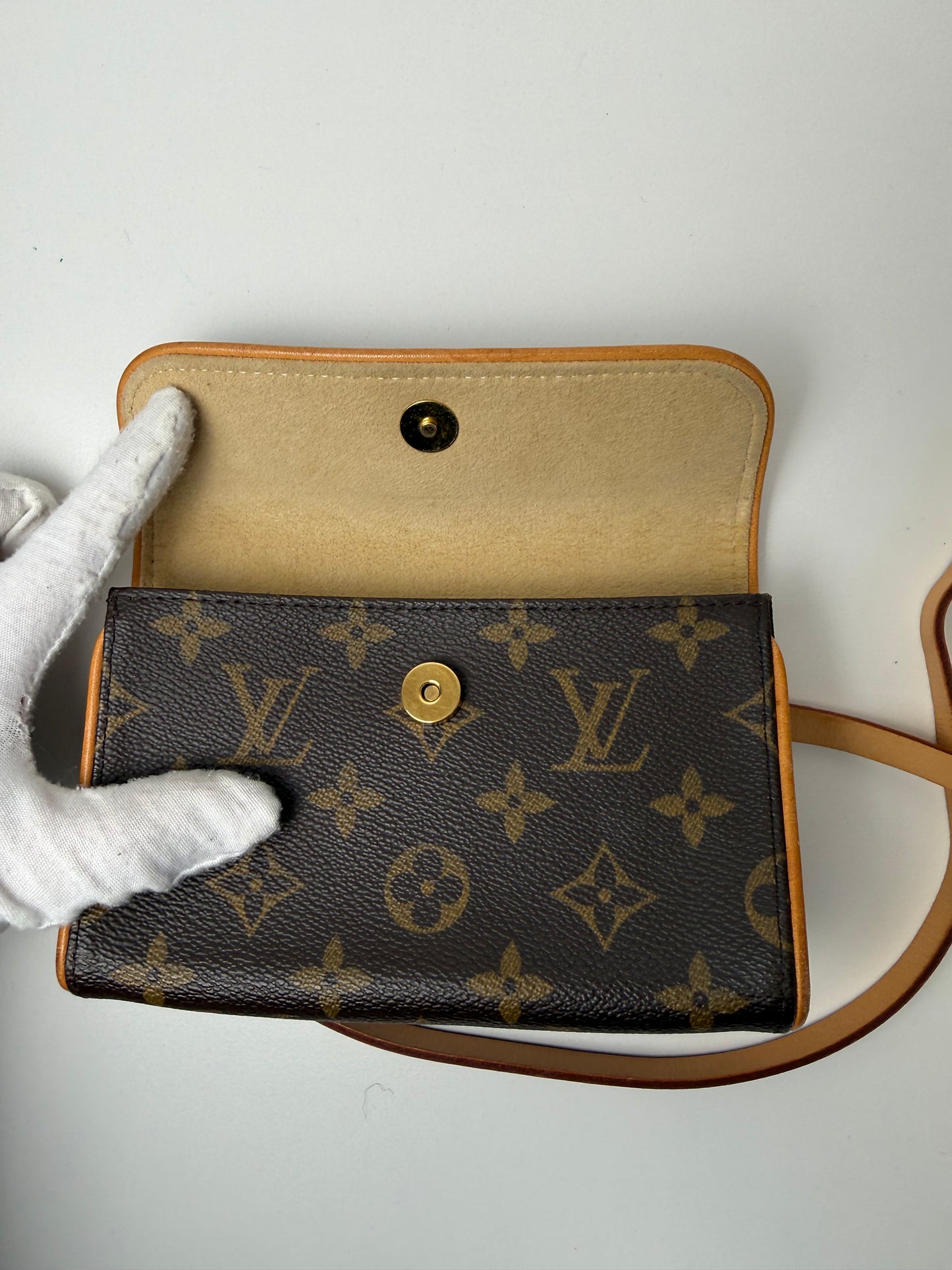 Pre-Owned Louis Vuitton Pochette Florentine M AJ130