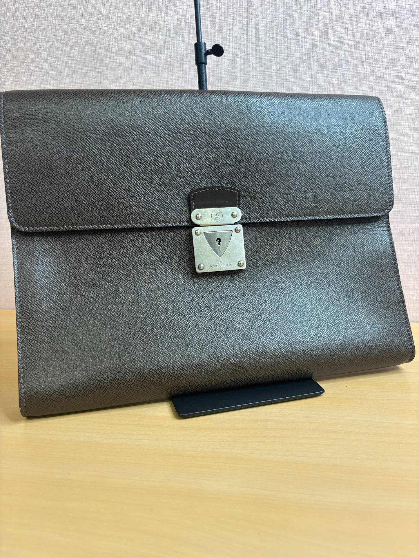 Louis Vuitton Taiga Leather Minuto Portfolio in Brown