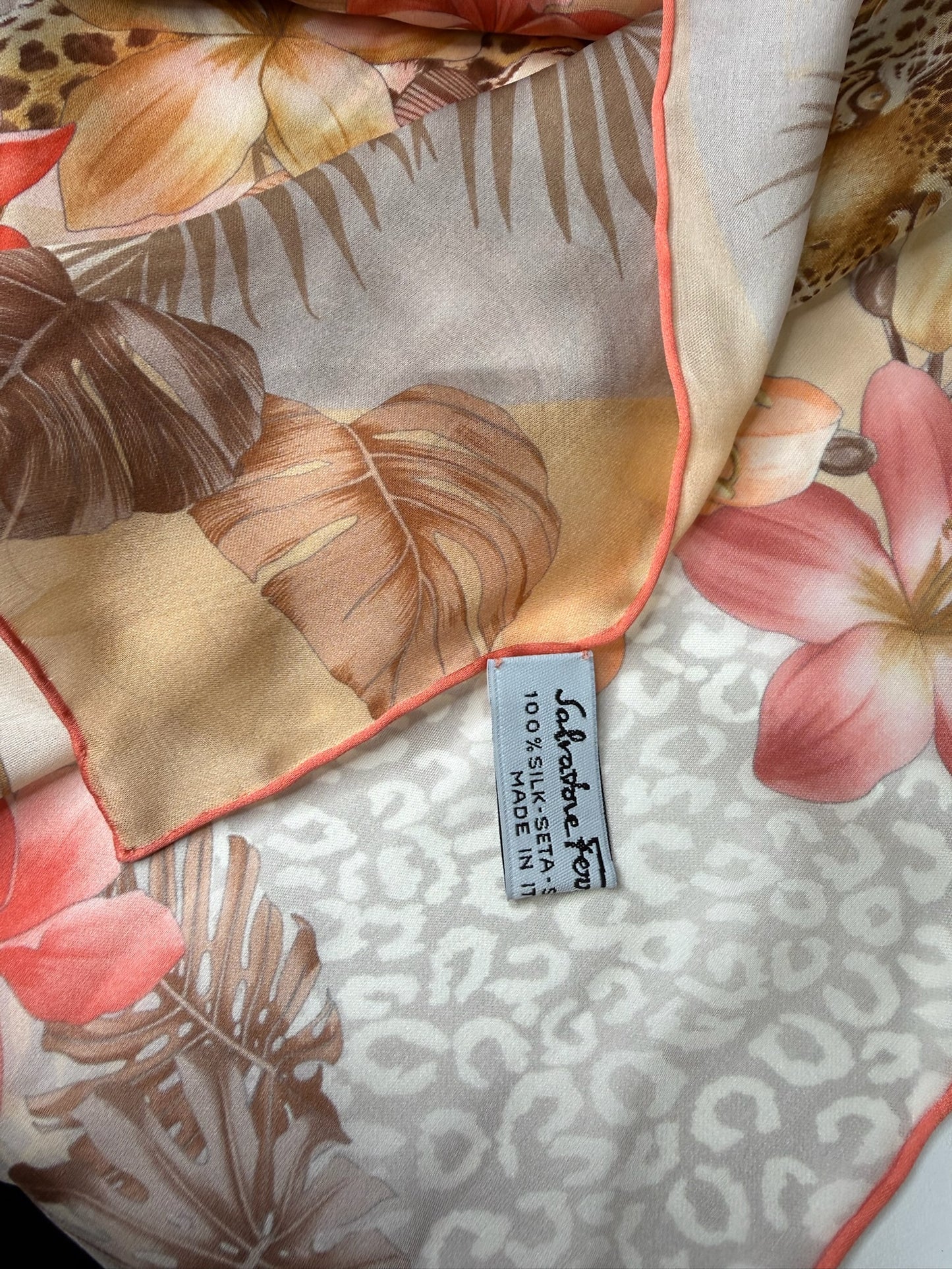 Salvatore Ferragamo Scarf Featuring a Detailed Tropical Print (JP)