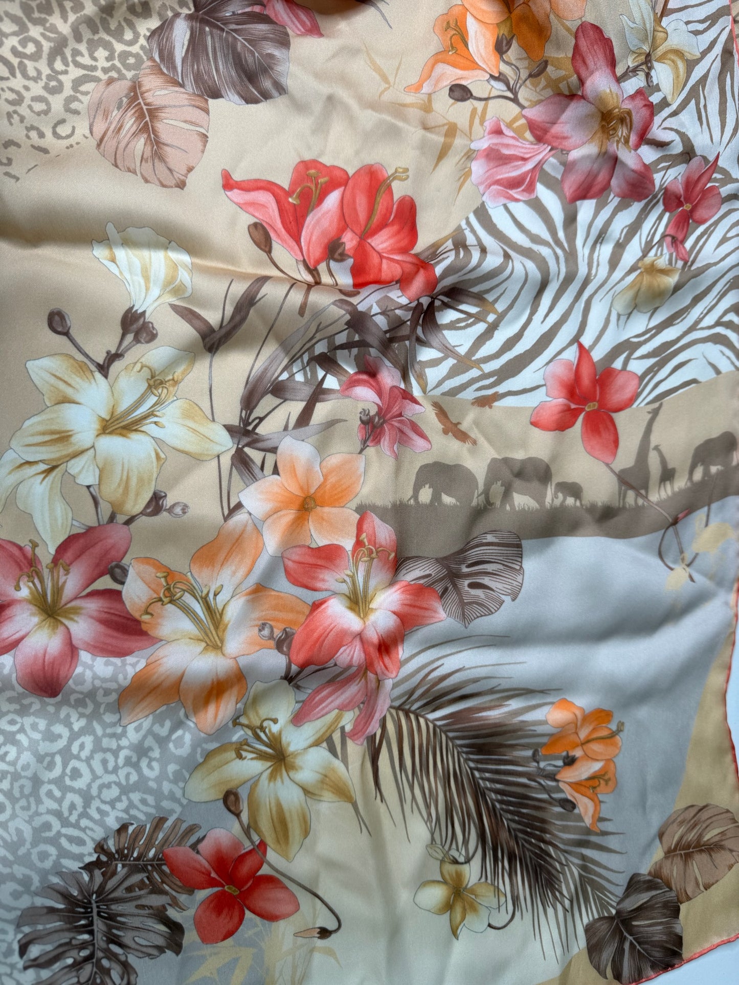 Salvatore Ferragamo Scarf Featuring a Detailed Tropical Print (JP)