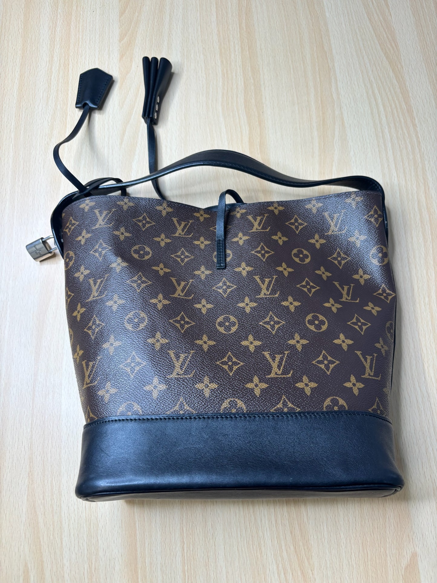 Louis Vuitton Idole Bucket Bag K56