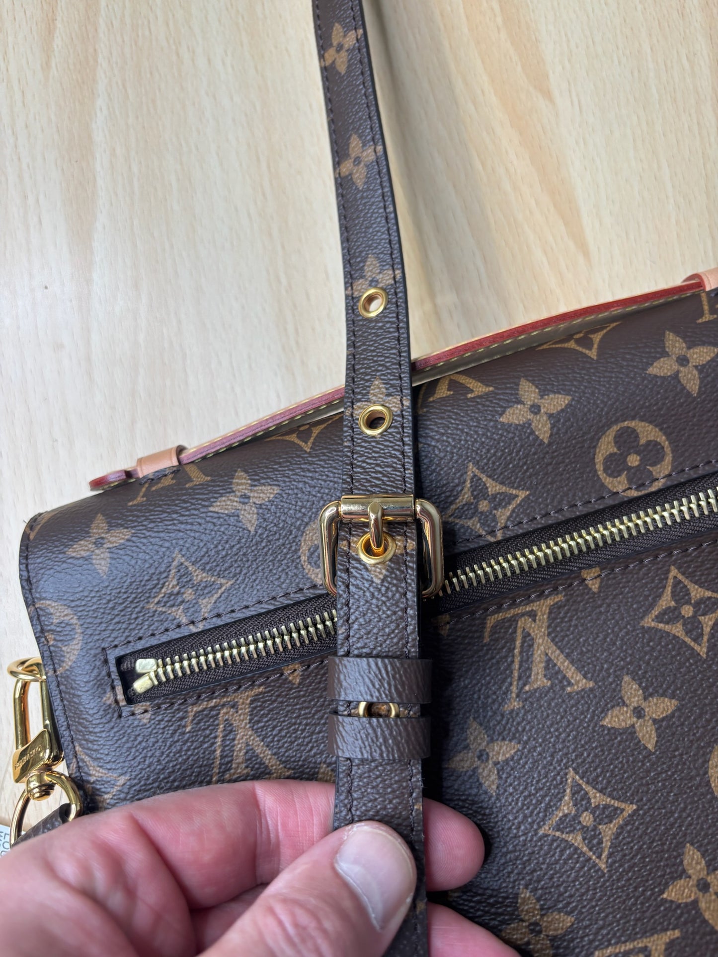 Louis Vuitton Pochette Métis Monogram K63