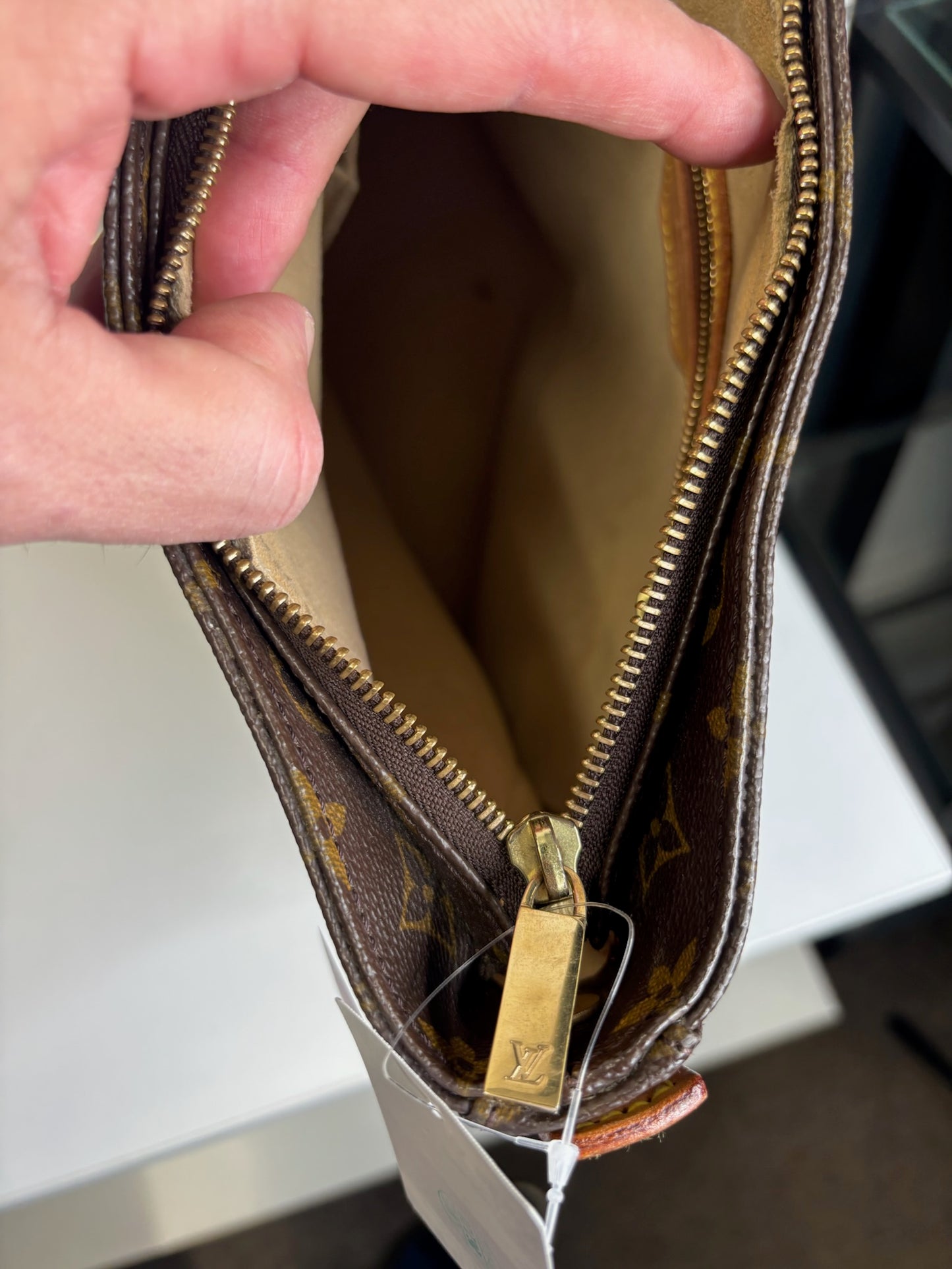 Louis Vuitton Looping GM Bag K70