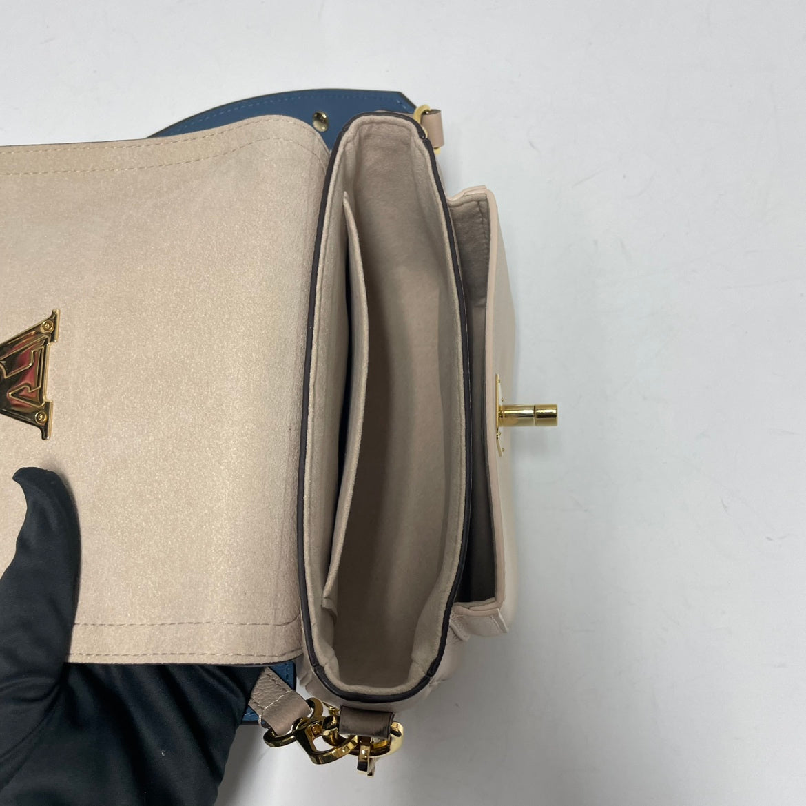 Louis Vuitton Greige Leather Lockme Tender ONE Crossbody Bag M58554 (V12134421HC)