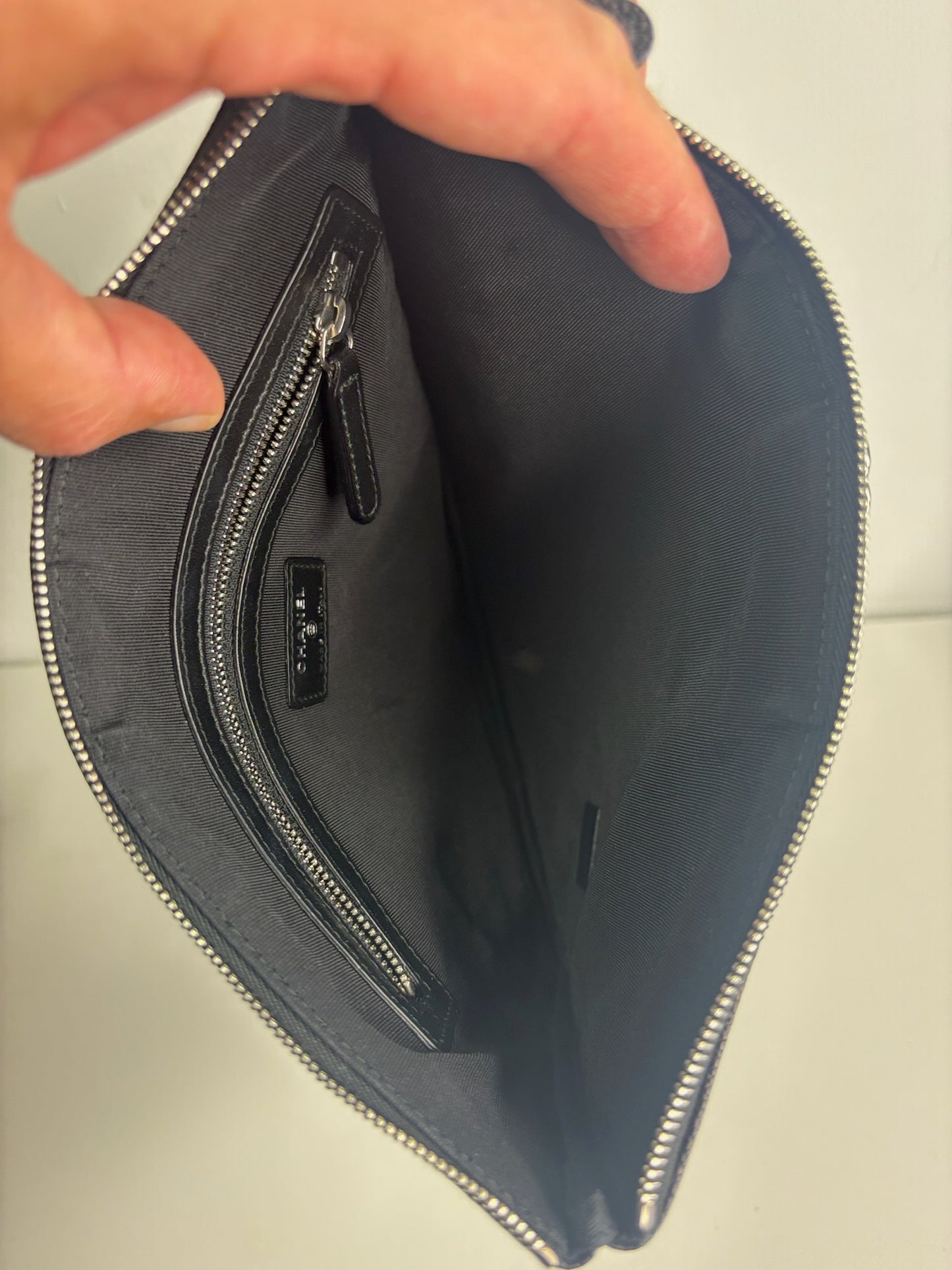 Chanel Black Caviar Medium Boy O Case (JPD04-53)