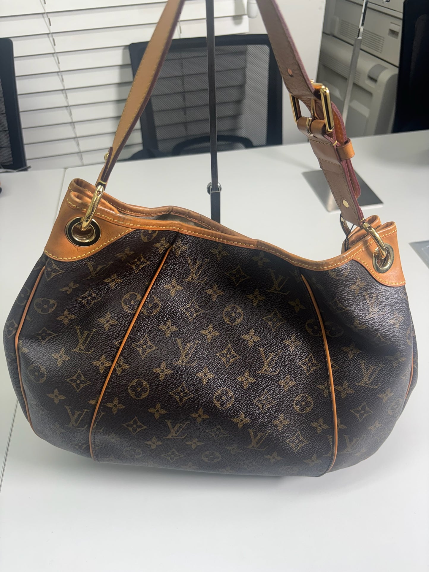 Louis Vuitton Galliera PM Monogram (B01279425DM)