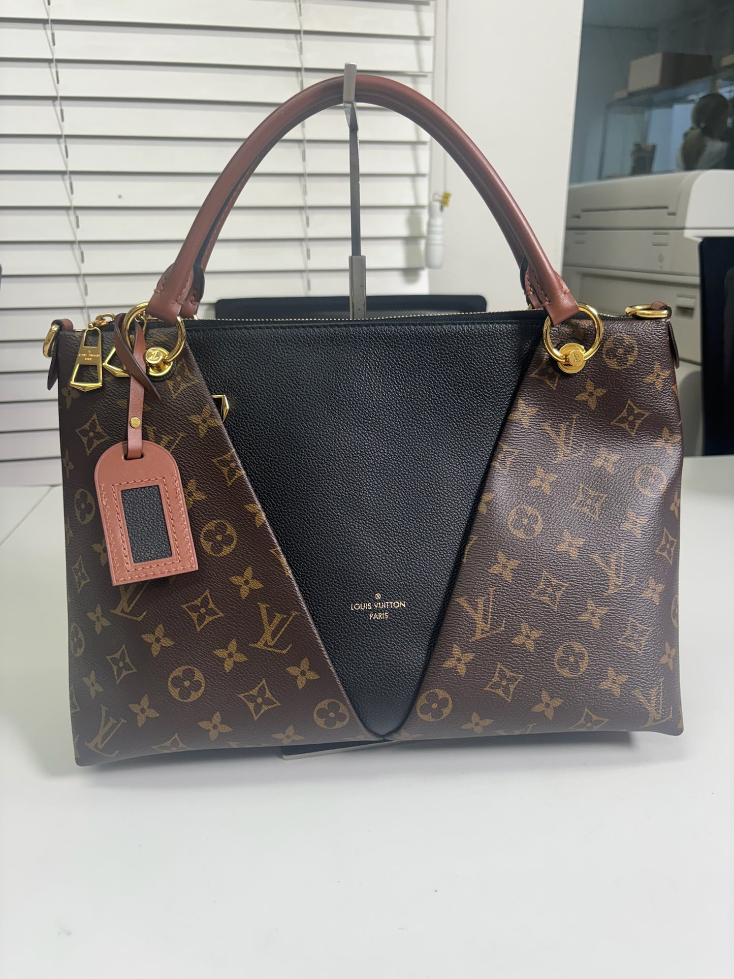 Louis Vuitton V Tote MM Monogram Tote & Shoulder Bag (M120200307S)