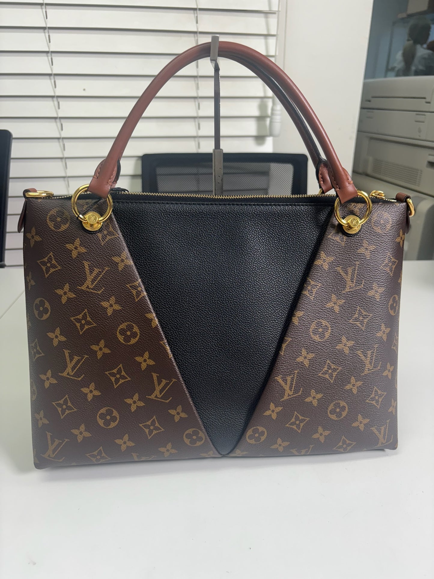 Louis Vuitton V Tote MM Monogram Tote & Shoulder Bag (M120200307S)