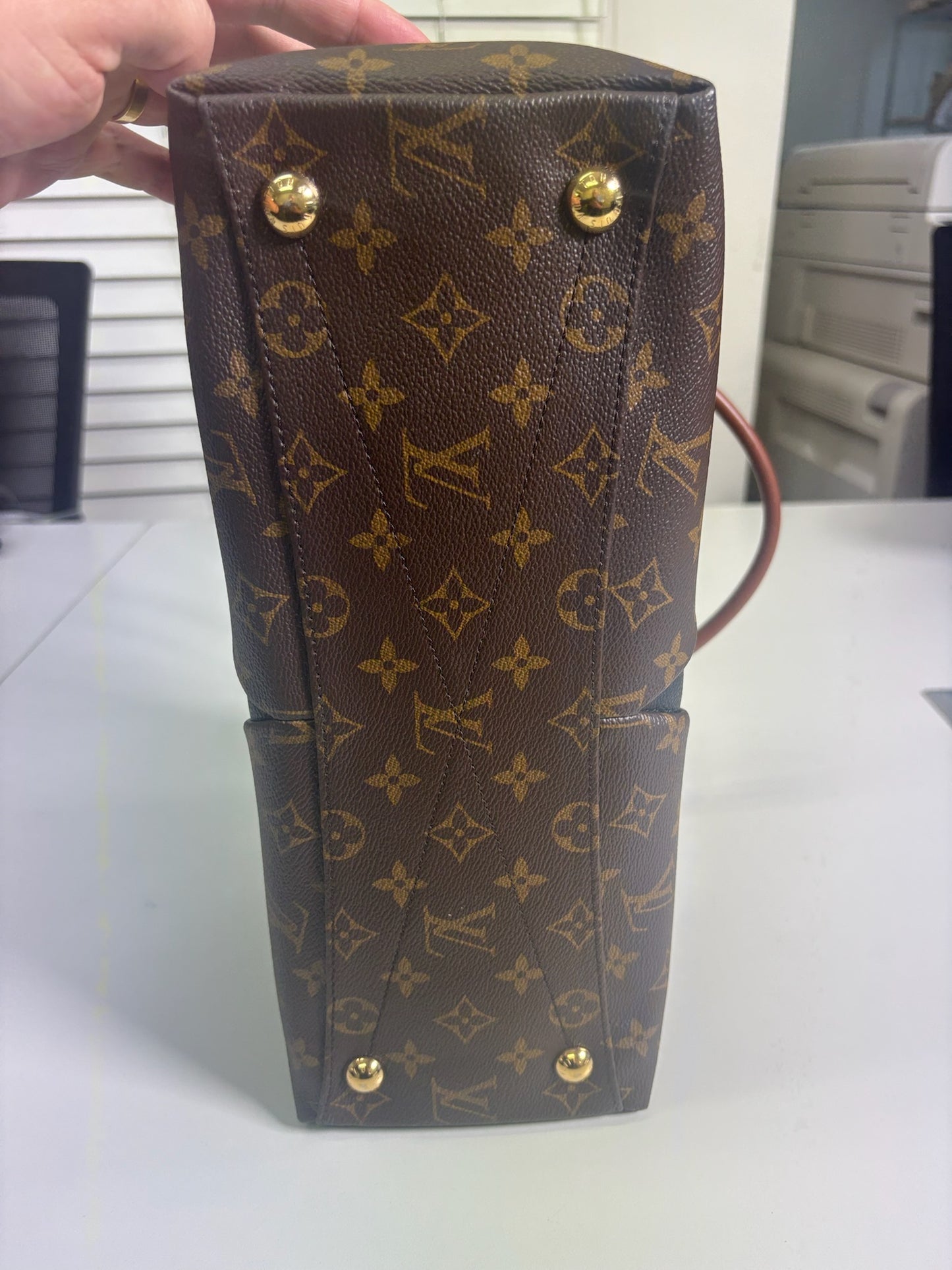 Louis Vuitton V Tote MM Monogram Tote & Shoulder Bag (M120200307S)