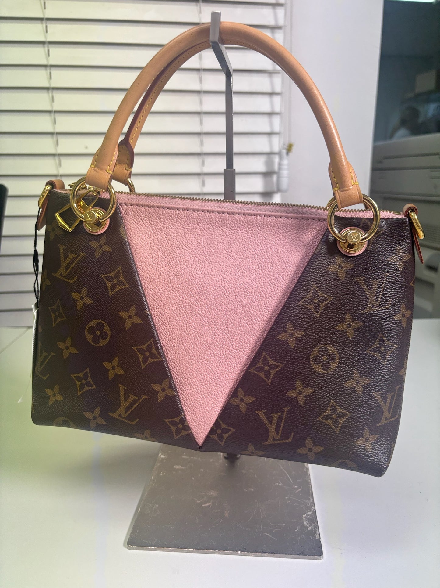 Louis Vuitton Monogram Canvas V Tote BB Tote Bag M43967 (B12100213S)