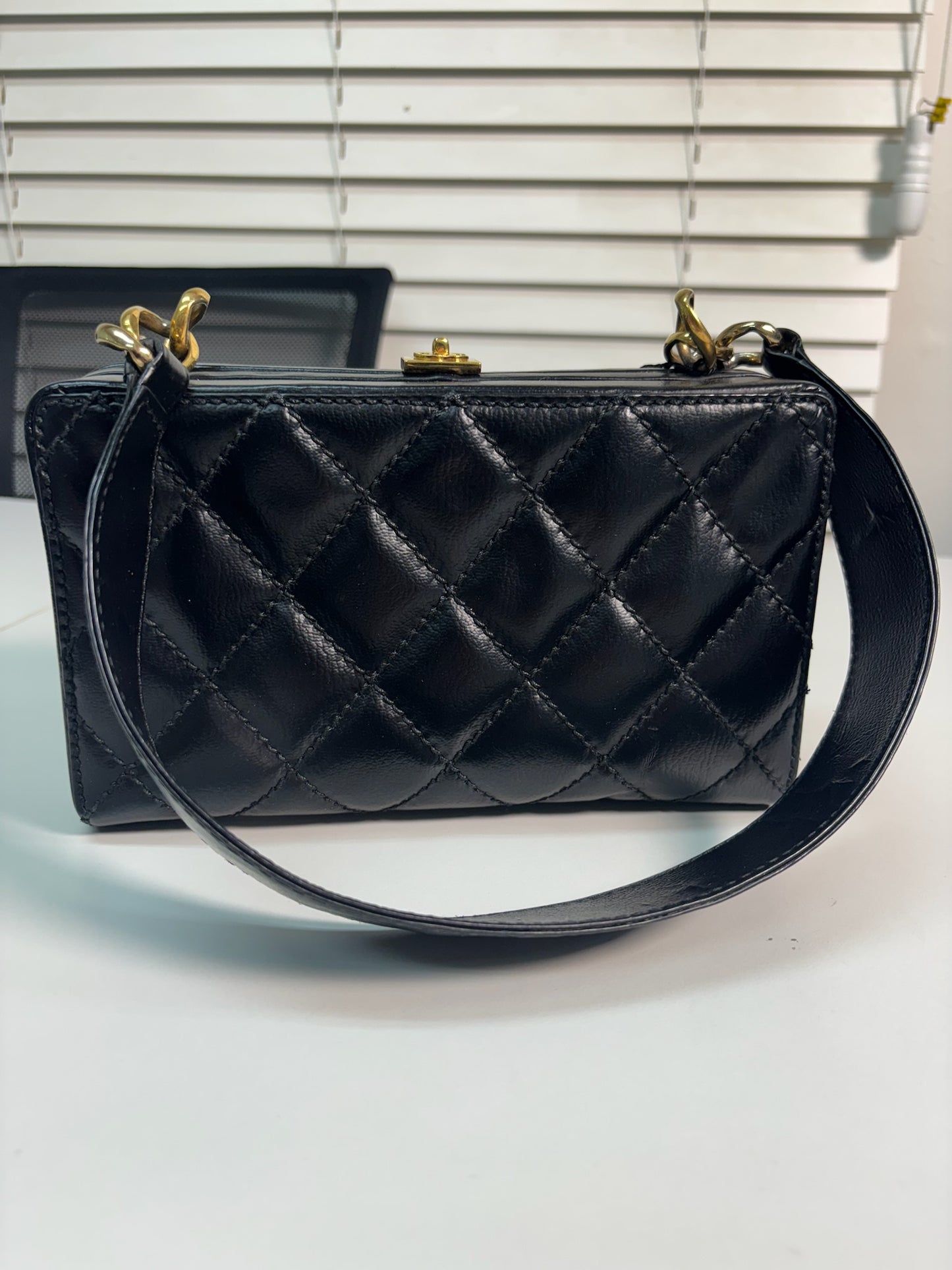 Chanel Shoulder Bag (B038136425S)