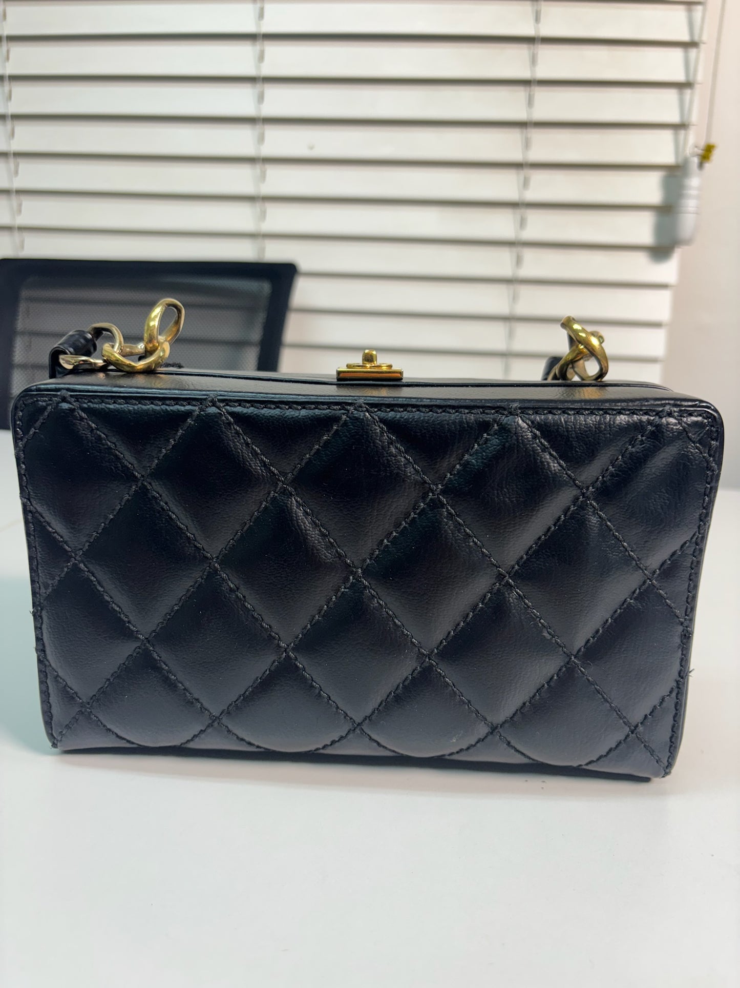 Chanel Shoulder Bag (B038136425S)