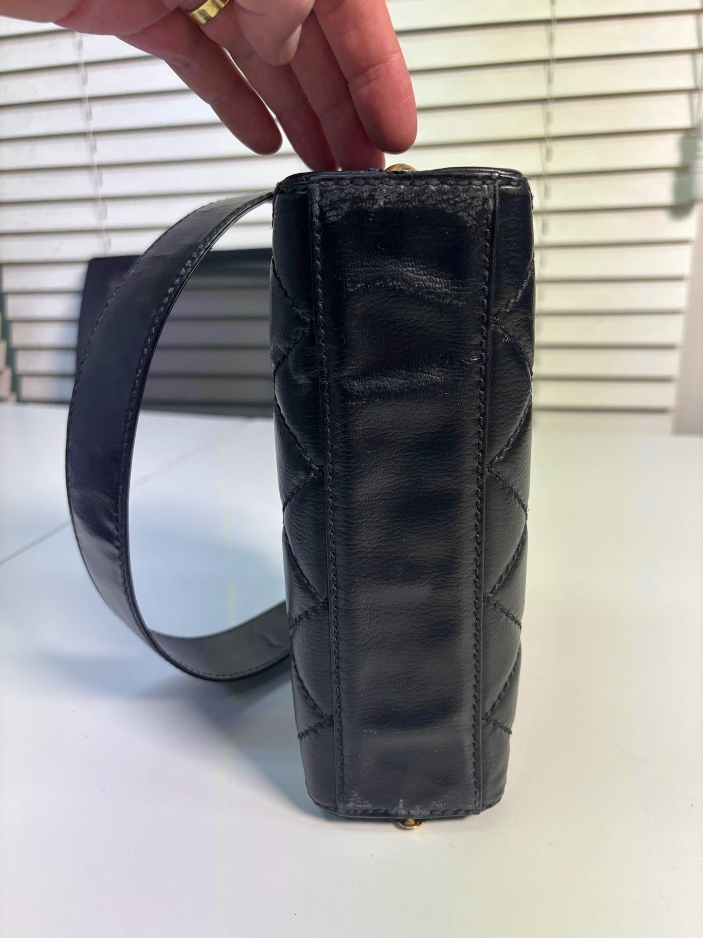 Chanel Shoulder Bag (B038136425S)