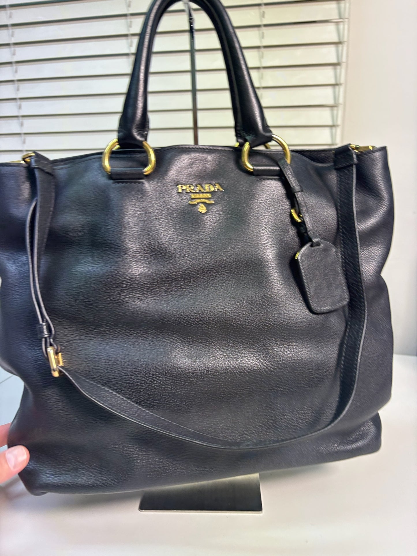 Prada Black Leather Vitello Daino Gold Hardware One Shoulder Bag BN1713 (V167416)
