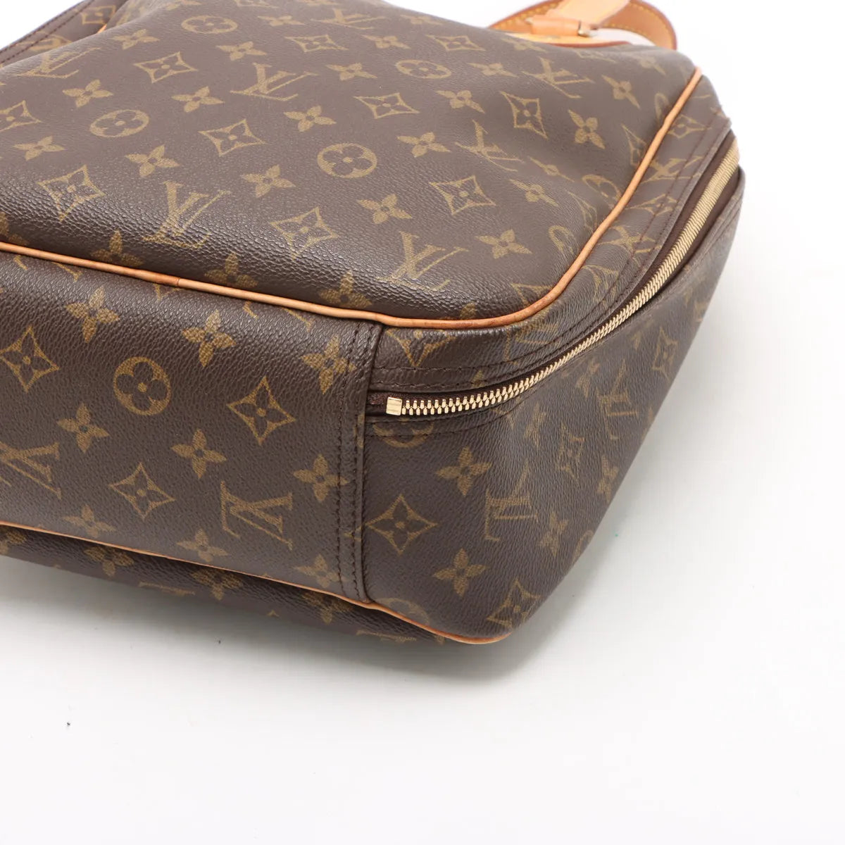 Louis Vuitton Monogram Excursion MA06-9