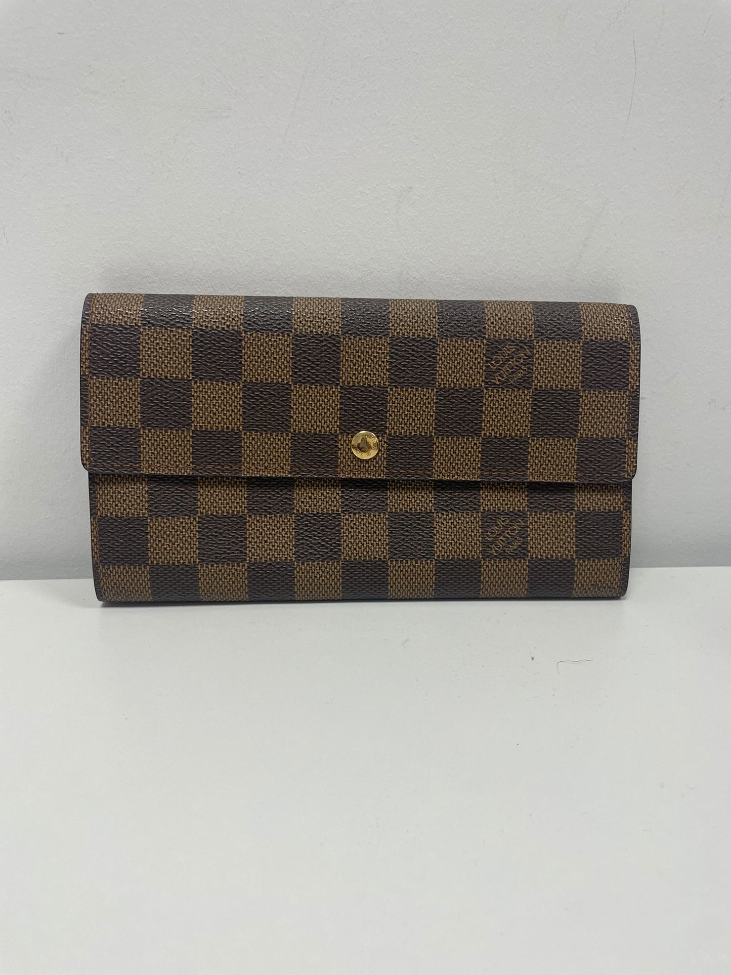 Louis Vuitton Sarah Wallet in Damier Ebene canvas.  (JPD04-09)