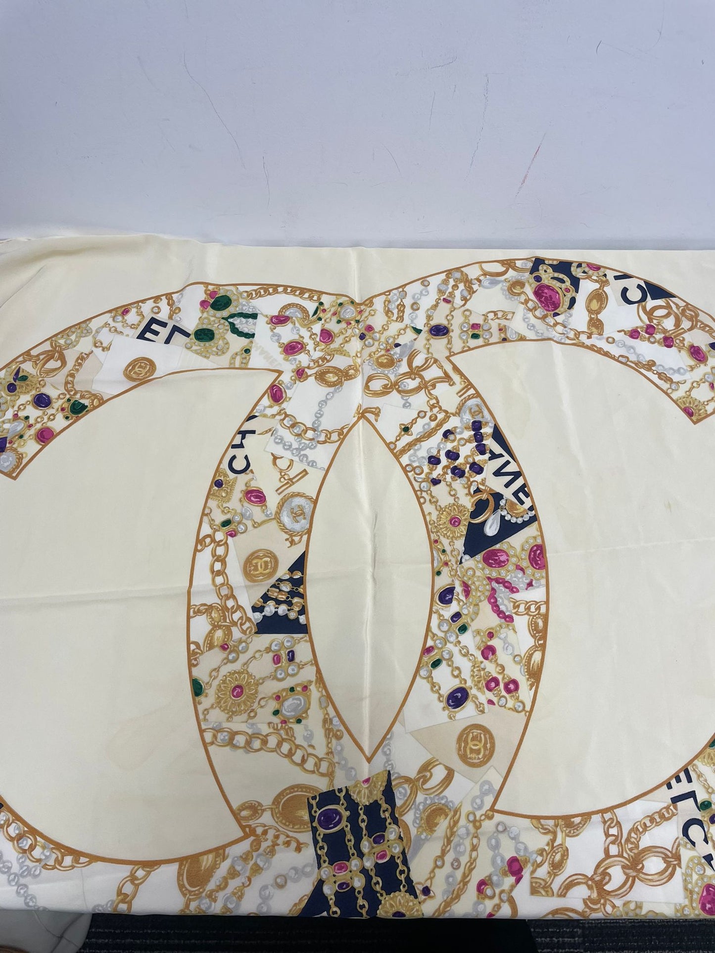 Pre-Owned Chanel silk scarf jewelry print with interlocking CC logos (JPD04-33)