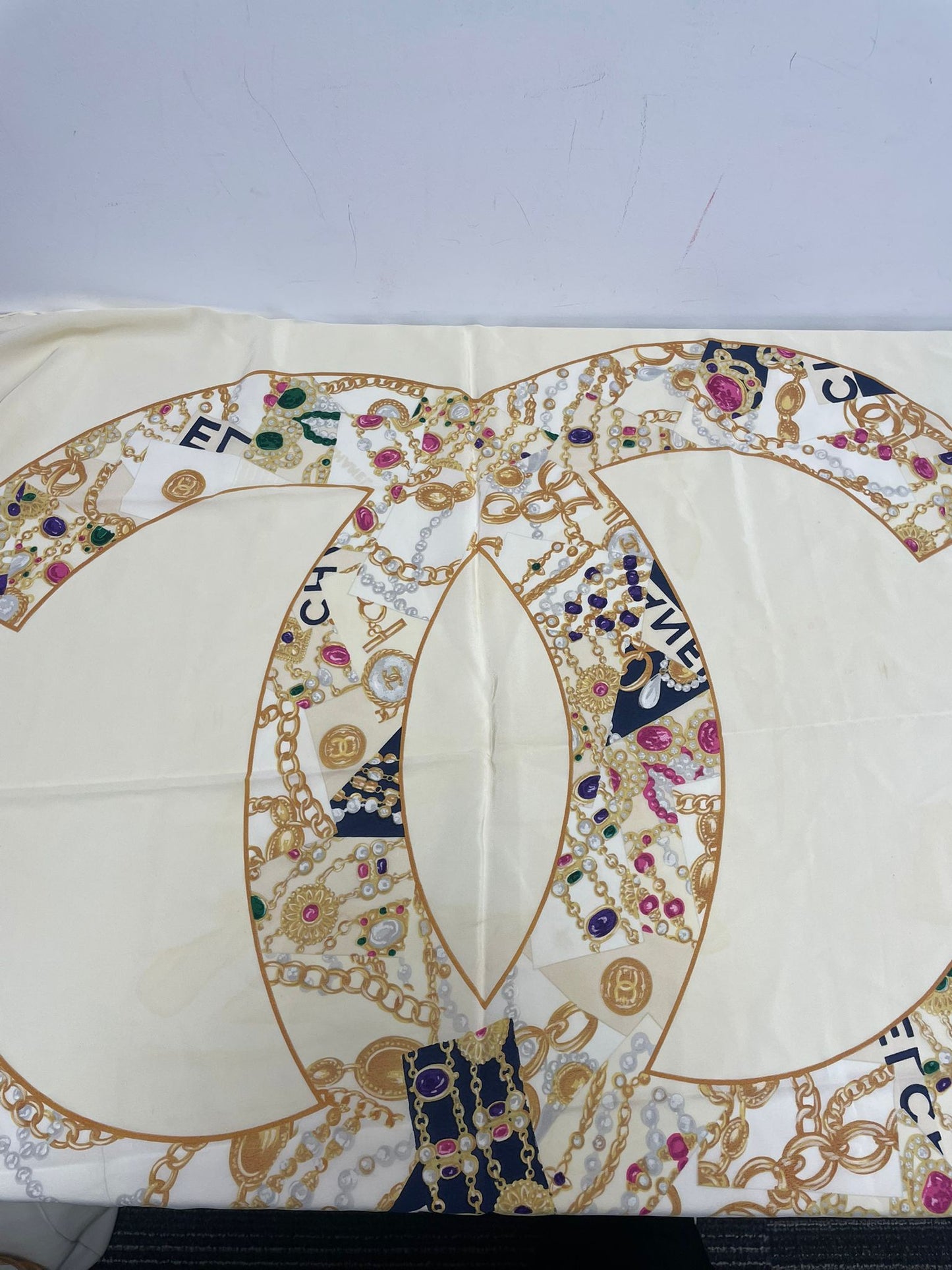 Pre-Owned Chanel silk scarf jewelry print with interlocking CC logos (JPD04-33)