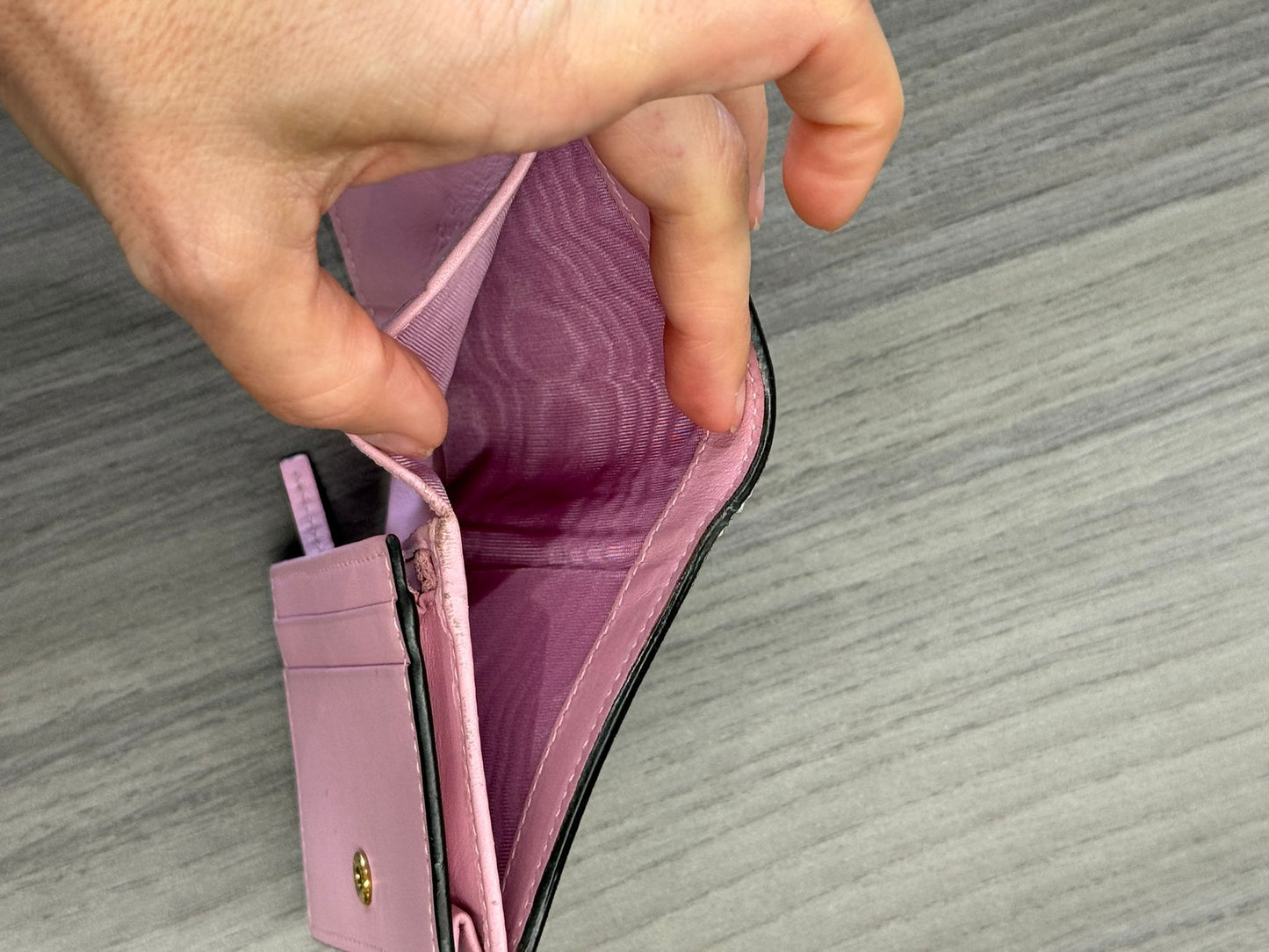 GUCCI Strawberry Wallet 25171