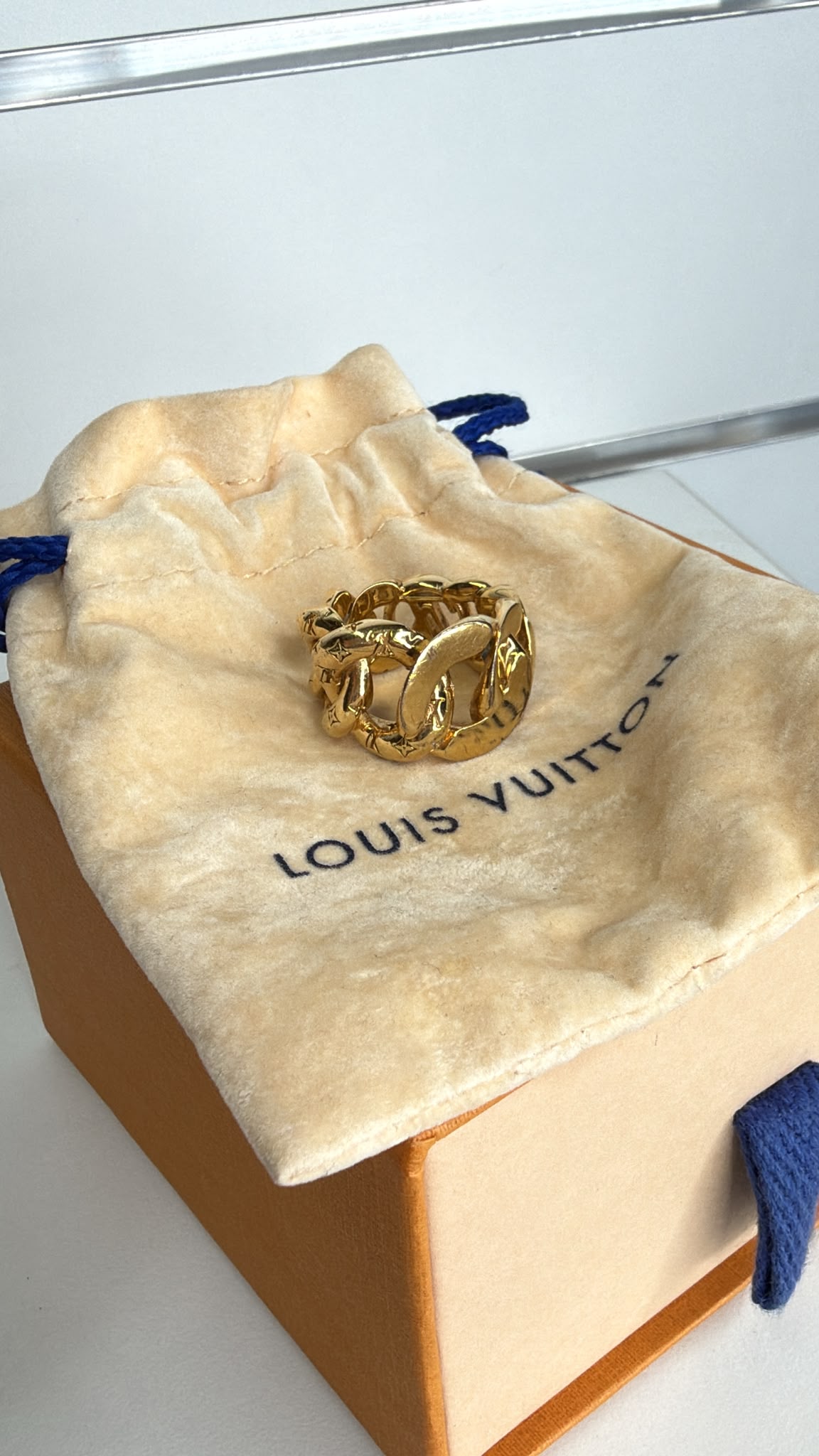 Louis Vuitton Ring in a bold chain-link Design