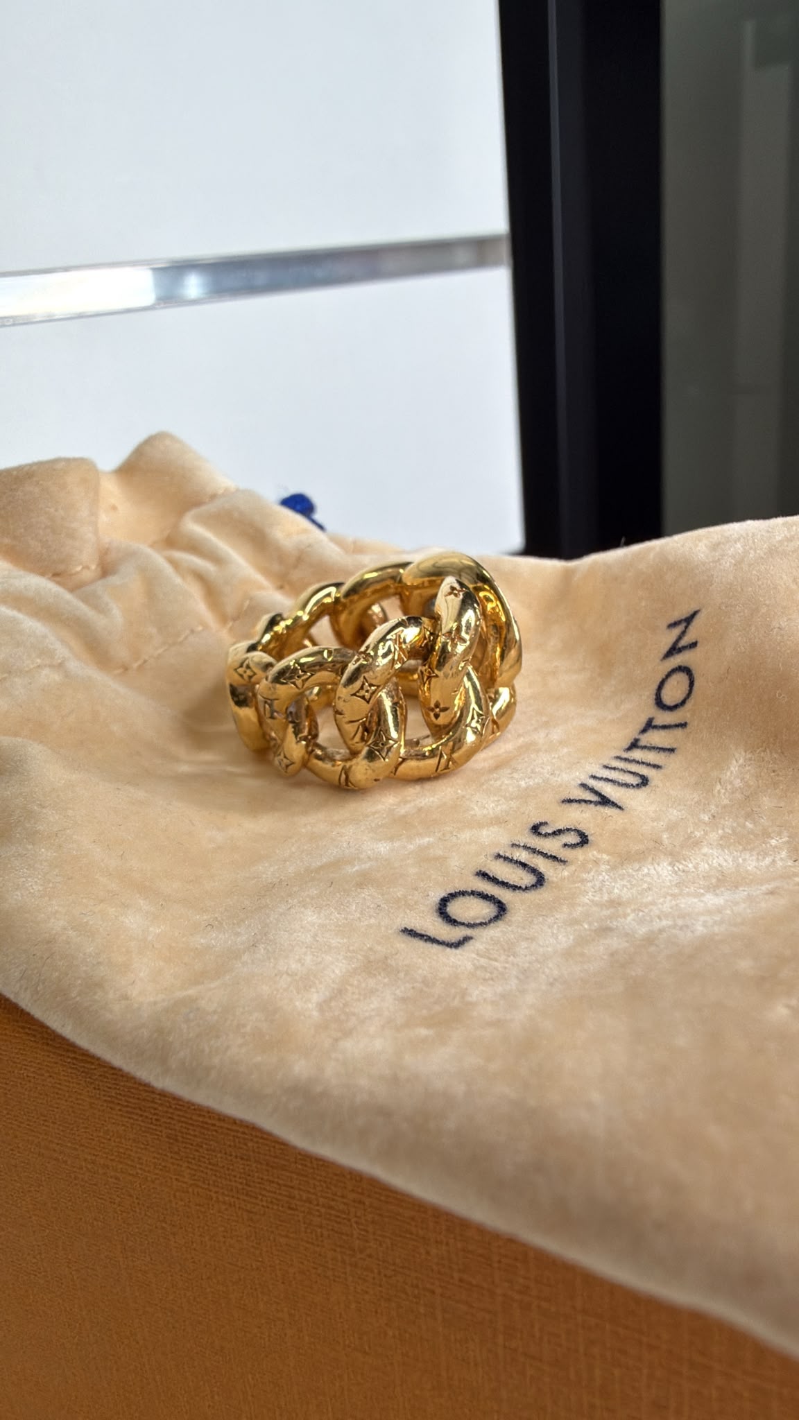 Louis Vuitton Ring in a bold chain-link Design